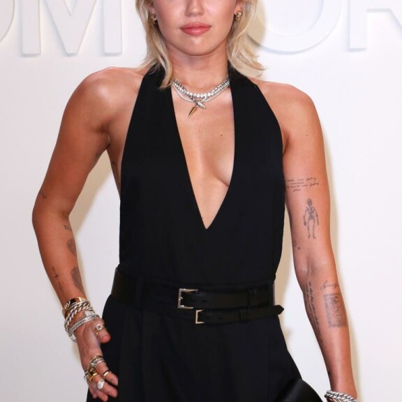 Laulajakaunotar Miley Cyrus kuuluu Alman ystäväpiiriin. Laulajakaunotar Miley Cyrus kuuluu Alman ystäväpiiriin.