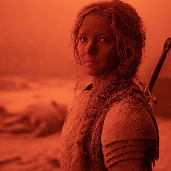 Morfydd Clark on määrätietoinen ja rohkea haltiakomentaja Galadriel, joka haluaa tuhota Sauronin. Sisäkuva