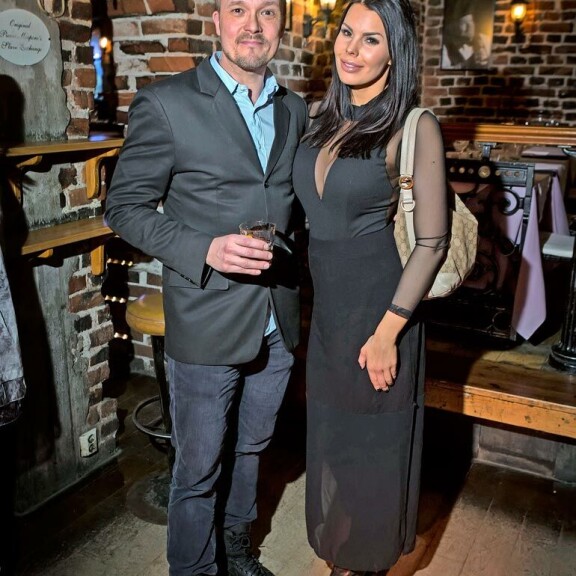 Suvi hakee ratkaisua sydämen ristiriidoille. Viisivuotinen suhde on tullut eräänlaiseen taitekohtaan. Suvilla ja Markolla on yhteinen 3,5-vuotias tytär. Suvi hakee ratkaisua sydämen ristiriidoille. Viisivuotinen suhde on tullut eräänlaiseen taitekohtaan. Suvilla ja Markolla on yhteinen 3,5-vuotias tytär.