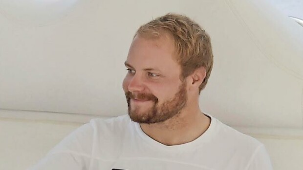 Hempeilyä ökyjahdilla! Valtteri Bottas nautiskeli Tiffany-rakkaastaan ja Italian auringosta – kuvat urheilijapariskunnan luksuslomalta! Valtteri Bottas