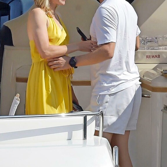 Ihastuttava pari osoitti toisilleen pieniä hellyydenosoituksia katsein ja kosketuksin. Ihastuttava pari osoitti toisilleen pieniä hellyydenosoituksia katsein ja kosketuksin.