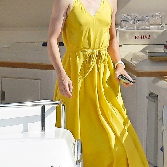 Tiffany oli kuvankaunis ilmestys laivan kannella. Hän ei australialaisten tavoin rusketa ihoaan melanooman pelossa. Tiffany oli kuvankaunis ilmestys laivan kannella. Hän ei australialaisten tavoin rusketa ihoaan melanooman pelossa.