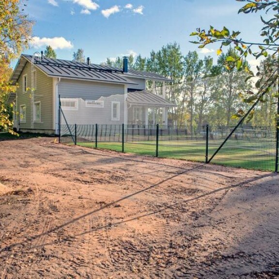 Sebastianin vaaleansininen huvila on kaksikerroksinen. Lätkätähti rakennutti pihalleen hiljattain tenniskentän. Sebastianin vaaleansininen huvila on kaksikerroksinen. Lätkätähti rakennutti pihalleen hiljattain tenniskentän.