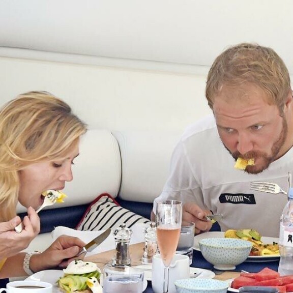 Tarjolla näytti olevan vesimelonia ja avokado- toastia, jotka maistuivat rakastavaisille varsin mainiosti. Tarjolla näytti olevan vesimelonia ja avokado- toastia, jotka maistuivat rakastavaisille varsin mainiosti.