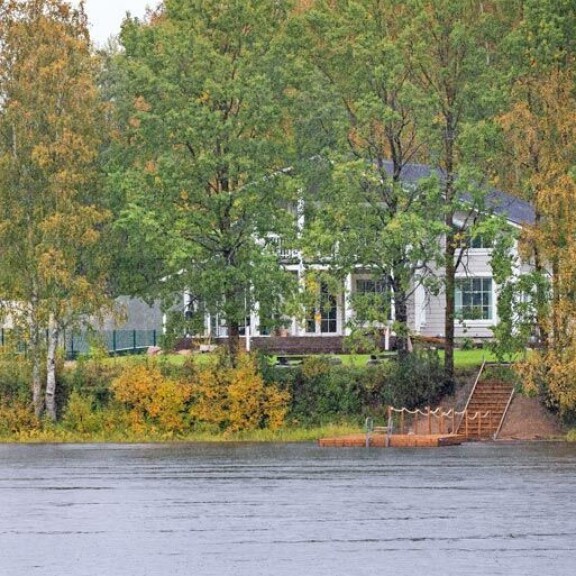 Upea huvila sijaitsee paraatipaikalla, ohivirtaavan Oulujoen rannalla. Upea huvila sijaitsee paraatipaikalla, ohivirtaavan Oulujoen rannalla.