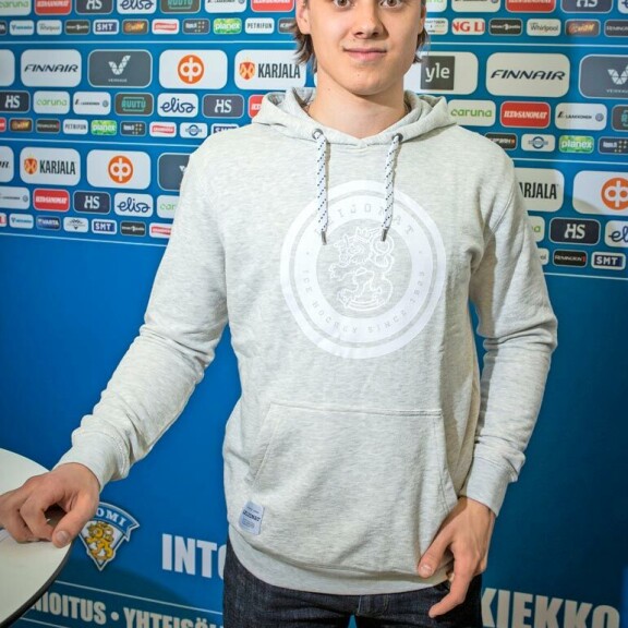 Sebastian on kotiutunut tyttöystävänsä kanssa Muhokselle. Sebastian on kotiutunut tyttöystävänsä kanssa Muhokselle.