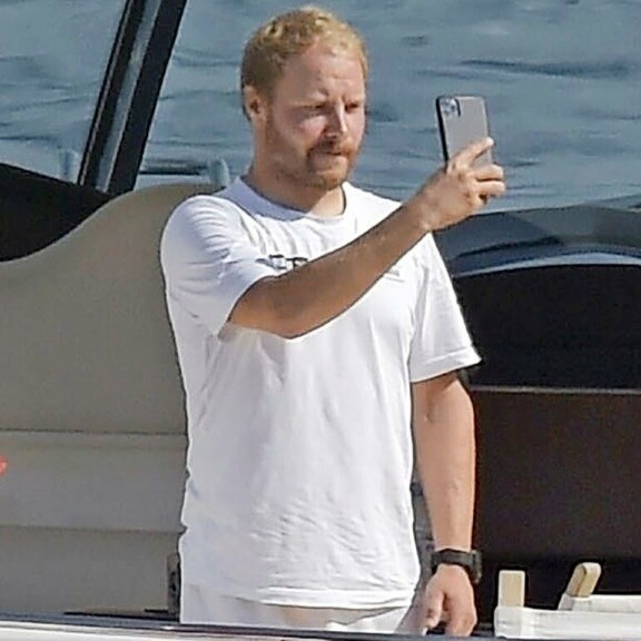 Aterian päätteeksi pariskunta keskittyi älypuhelimiinsa, ja Valtteri nappasi selfien. Aterian päätteeksi pariskunta keskittyi älypuhelimiinsa, ja Valtteri nappasi selfien.