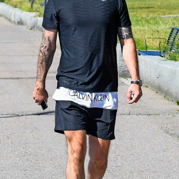 Niko singahti taas sinkuksi. Mies virittelee parhaillaan verkkojaan Espanjan auringossa. Niko singahti taas sinkuksi. Mies virittelee parhaillaan verkkojaan Espanjan auringossa.