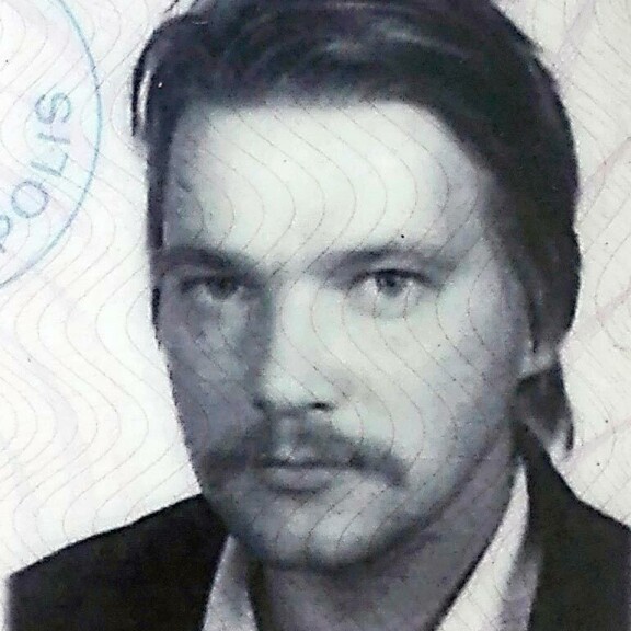 ;– Oon rauhaa rakastava ihminen, joka muuta sanoo, lyön turpaan, Markus tokaisee kirjassa. Ajokorttikuva vuodelta 1990. – Oon rauhaa rakastava ihminen, joka muuta sanoo, lyön turpaan, Markus tokaisee kirjassa. Ajokorttikuva vuodelta 1990.