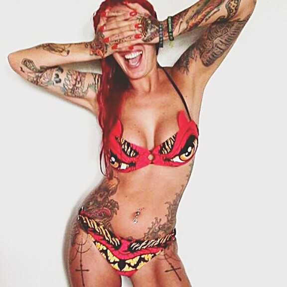 Ohhoh, tähän kuumaan bikinikroppaan ilmestyi taas uusi tatuointi - malli Sini Ariell, 38, esitteli itsetehdyn lopputuloksen ilman rintsikoita Sini Ariell