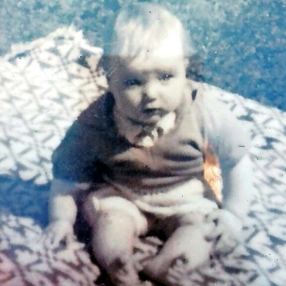 Markuksen syntyessä perhe asui Revonlahdella, missä oli lypsylehmiä ja viitisen hehtaaria ”helevetin hyvvää maata”, tarinoi Markus elämäkerrassaan. Markuksen syntyessä perhe asui Revonlahdella, missä oli lypsylehmiä ja viitisen hehtaaria ”helevetin hyvvää maata”, tarinoi Markus elämäkerrassaan.