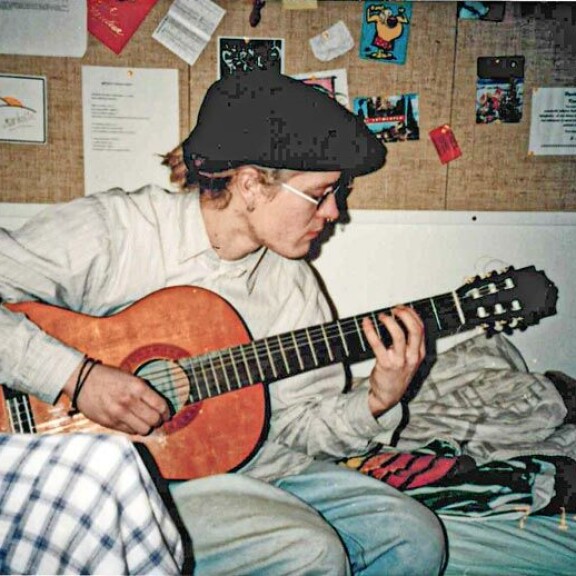 Musiikki on ollut aina vahvasti läsnä Wallun elämässä. Musiikki on ollut aina vahvasti läsnä Wallun elämässä.