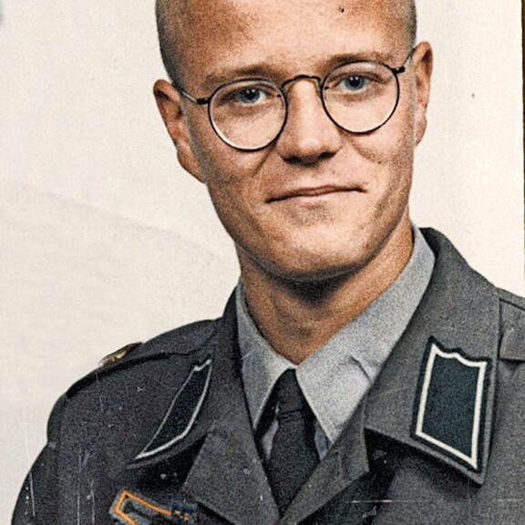 Jääkäri Valpiolla oli armeijassa hiustyyli, joka meni varmasti lomatarkastuksesta läpi. Jääkäri Valpiolla oli armeijassa hiustyyli, joka meni varmasti lomatarkastuksesta läpi.