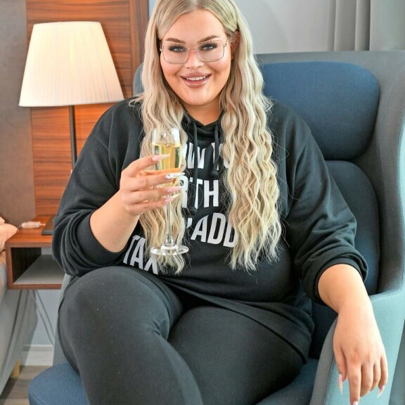 Poissaolo töistä vaikutti yrittäjän tuloihin. Henny on kuitenkin huomannut suotuisan ilmiön: ihmiset haluavat käyttää nyt enemmän rahaa kampaamopalveluihin. Poissaolo töistä vaikutti yrittäjän tuloihin. Henny on kuitenkin huomannut suotuisan ilmiön: ihmiset haluavat käyttää nyt enemmän rahaa kampaamopalveluihin.