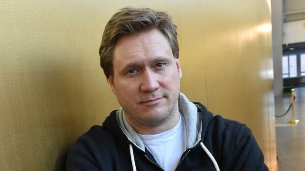 Oho! Katariina Kaitueen kanssa kuherrelleelta Samuli Edelmannilta yllättävä ratkaisu kiihkeiden salatreffien jälkeen – asioi pimeässä pöpelikössä! Samuli Edelmann