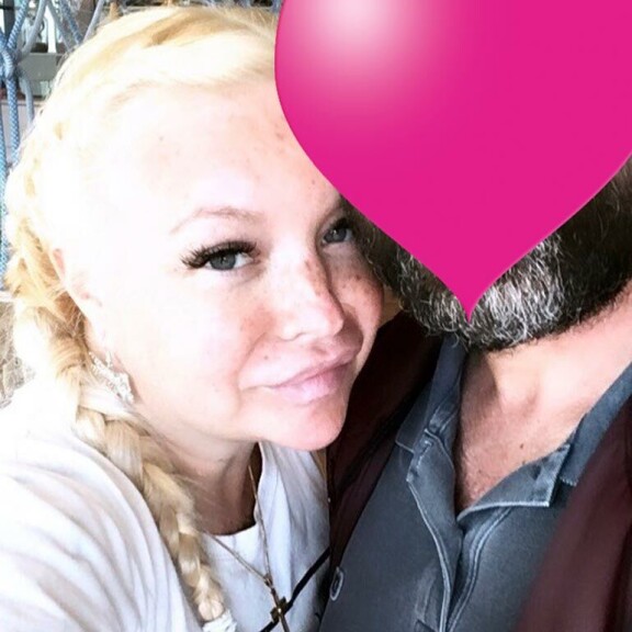 Johanna ja Paul kihlautuivat Johannan syntymäpäivänä heinäkuun lopussa. Johanna ja Paul kihlautuivat Johannan syntymäpäivänä heinäkuun lopussa.