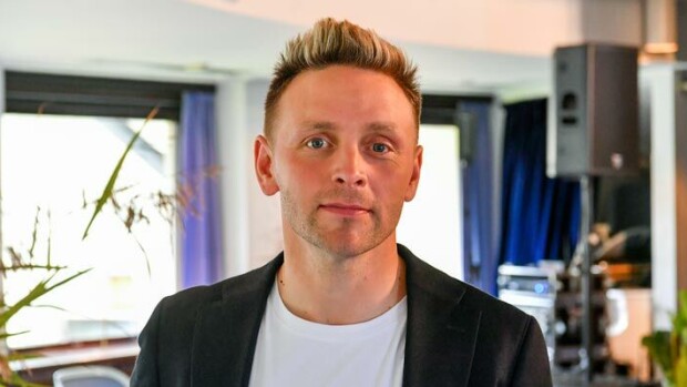 Poliisi pysäytti! Vain elämää -tähti Reino Nordin kurvaili sähköautollaan Joutsassa! Reino Nordin