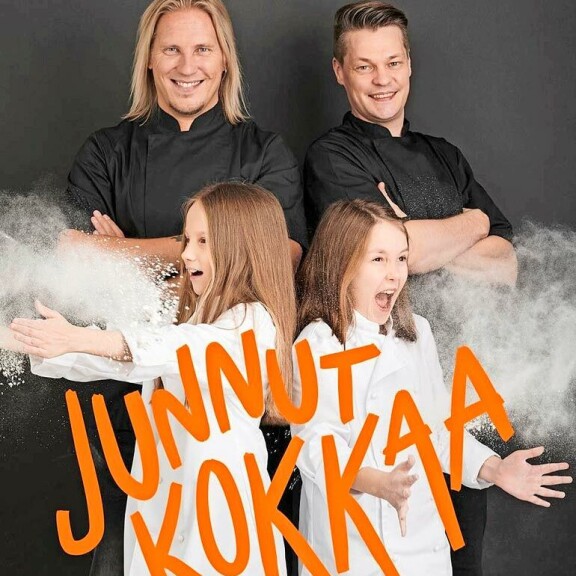 Sami on kirjoittanut kaksi ruokakirjaa, joista tuorein Junnut kokkaa julkaistiin elokuussa. Hän kirjoitti kirjan yhdessä keittiömestariveljensä Pasi Kurosen kanssa. – Kirja on otettu hyvin vastaan, ja se on innostanut lapsiperheissä junnut kokkaamaan, kuten toivoimmekin. Sami on kirjoittanut kaksi ruokakirjaa, joista tuorein Junnut kokkaa julkaistiin elokuussa. Hän kirjoitti kirjan yhdessä keittiömestariveljensä Pasi Kurosen kanssa. – Kirja on otettu hyvin vastaan, ja se on innostanut lapsiperheissä junnut kokkaamaan, kuten toivoimmekin.