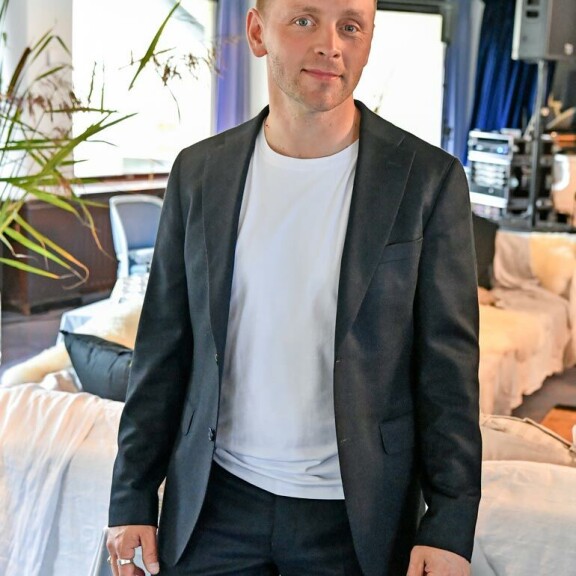 Poliisi pysäytti! Vain elämää -tähti Reino Nordin kurvaili sähköautollaan Joutsassa! Reino Nordin