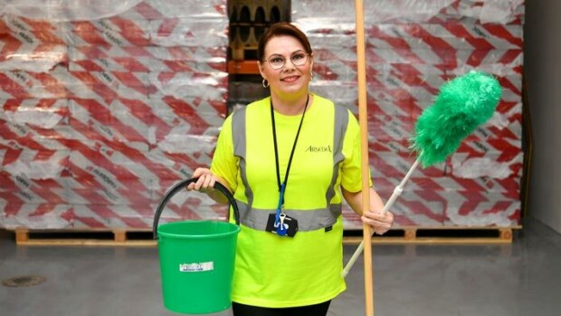 Tarttui luudan varteen! Nina Mikkonen teki uuden aluevaltauksen – ”Yhtäkkiä löysin itseni rakennusten keskeltä!” Nina Mikkonen