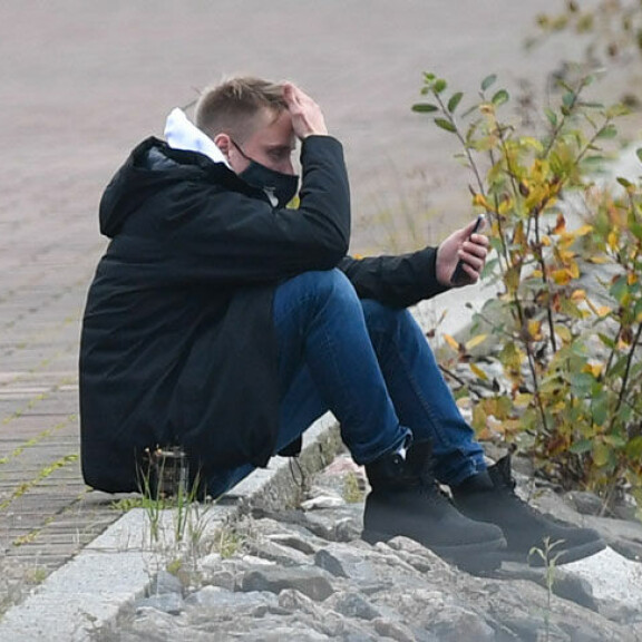 10 eri rikoksesta syytetty Susanna Indrénin ex-mies Samuli haahuili ja huokaili apaattisena oikeudenkäynnin tauolla: riisui maskin ja nautti jäätävän lounaan – paparazzikuvat! Samuli oikeudenkäynti