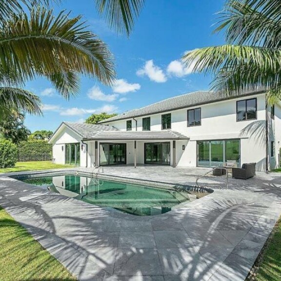 Vehreän pihan kruununa on kaunis uima-allas. Vehreän pihan kruununa on kaunis uima-allas.