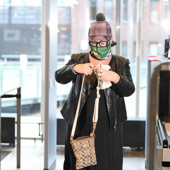 Susanna saapui koronalta suojautuneena oikeuteen. Susanna Indrén ja Samuli oikeudessa