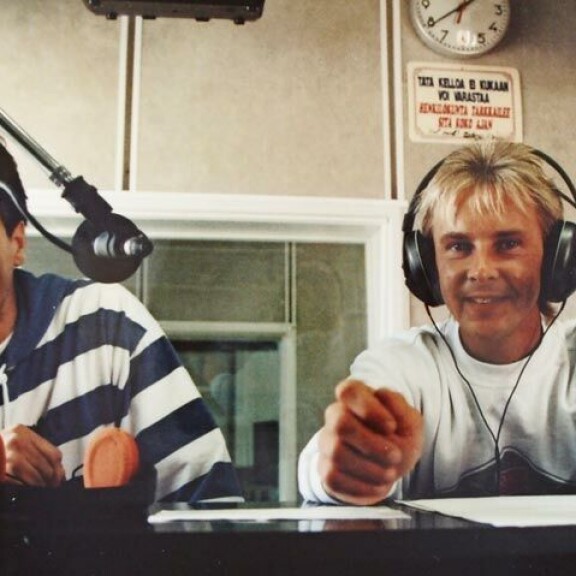 Jussi Niemen ja Matti Nykäsen yhteistyö alkoi vuonna 1992. Kuvassa parivaljakko radiohaastattelussa. Jussi Niemen ja Matti Nykäsen yhteistyö alkoi vuonna 1992. Kuvassa parivaljakko radiohaastattelussa.