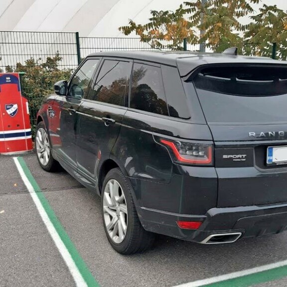 Mikko Leppilammen auto pysäköitä jäähallin pihassa. Mikko Leppilammen auto pysäköitä jäähallin pihassa.
