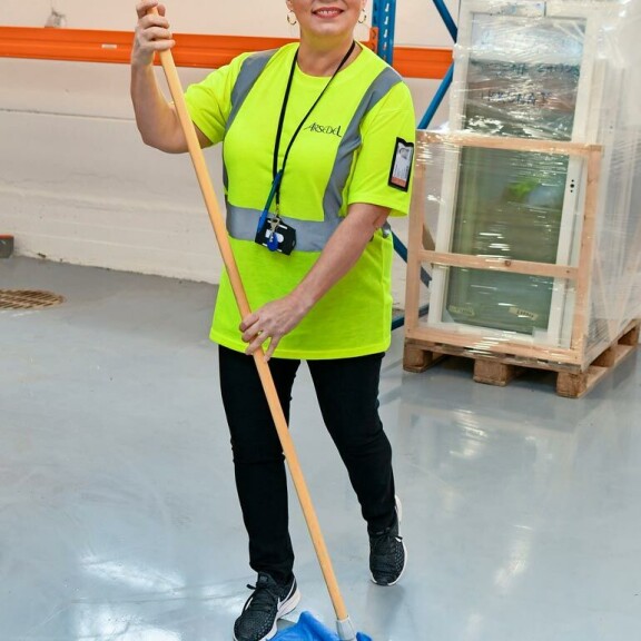 Nina teki jo lomautuksensa aikana siivouskeikkoja kavereilleen. – Tein ilmaiseksi kotisiivouksia, koska se oli palkitsevaa sekä minulle että heille. Nina teki jo lomautuksensa aikana siivouskeikkoja kavereilleen. – Tein ilmaiseksi kotisiivouksia, koska se oli palkitsevaa sekä minulle että heille.