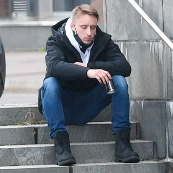 10 eri rikoksesta syytetty Susanna Indrénin ex-mies Samuli haahuili ja huokaili apaattisena oikeudenkäynnin tauolla: riisui maskin ja nautti jäätävän lounaan – paparazzikuvat! Samuli oikeudenkäynti