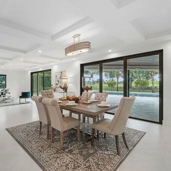 Talossa on peräti 415 neliötä. Sisustus on tunnelmaltaan rauhallinen. Maanläheisiä värejä on käytetty tehosteena. Talossa on peräti 415 neliötä. Sisustus on tunnelmaltaan rauhallinen. Maanläheisiä värejä on käytetty tehosteena.