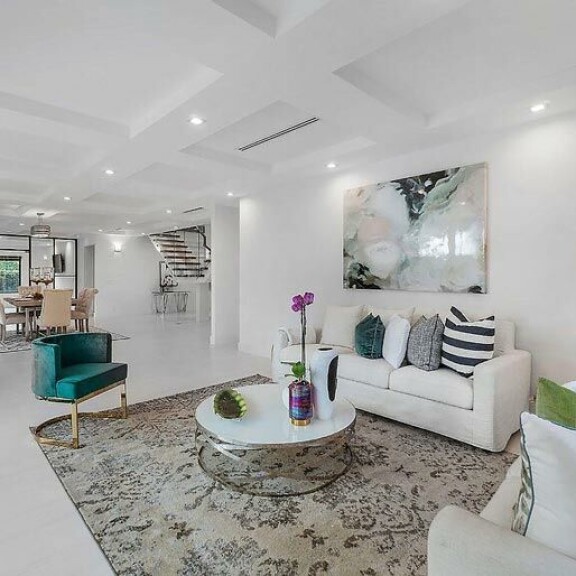 Luksustalo on vaaleasävyinen, ja tumma puu sekä suuret lasipinnat tuovat kaunista kontrastia. Luksustalo on vaaleasävyinen, ja tumma puu sekä suuret lasipinnat tuovat kaunista kontrastia.