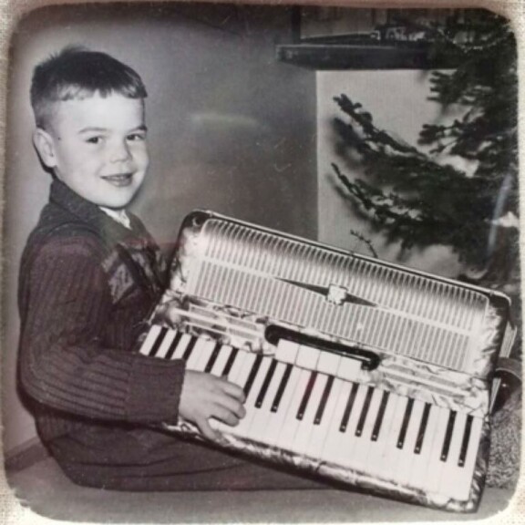 Jussi Niemen ensimmäinen soitin oli haitari ja ikää pikku-Jussilla oli tuolloin viisi vuotta. Jussi Niemen ensimmäinen soitin oli haitari ja ikää pikku-Jussilla oli tuolloin viisi vuotta.