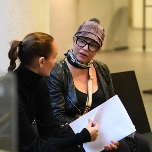 Susanna tiuskaisi ärhäkästi asianajajalleen valokuvaajiin liittyen. Susanna Indrén ja Samuli oikeudessa