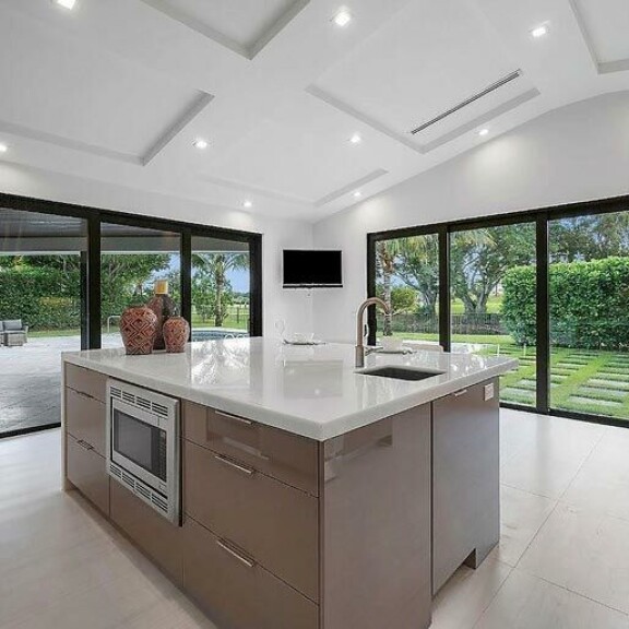 Tilan tuntua lisää vaaleiden materiaalien lisäksi esimerkiksi kaartuva katto. Tilan tuntua lisää vaaleiden materiaalien lisäksi esimerkiksi kaartuva katto.