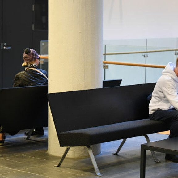 Lievistä pahoinpitelyistä syytetty Susanna Indrén äksyili ärjynä saapuessaan oikeuteen - jäätävät välit ex-aviomies Samuliin paljastuivat: peräti 12 rikoksen syytelista! Susanna Indrén ja Samuli oikeudessa