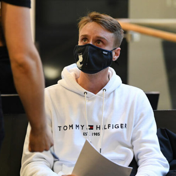 Samuli odotti käsittelyn alkua rauhallisena. Susanna Indrén ja Samuli oikeudessa