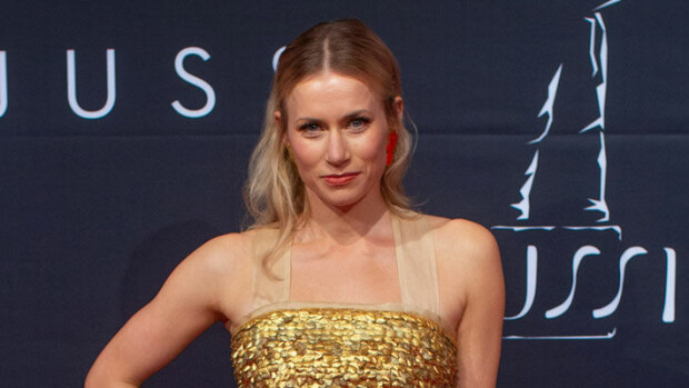 Minka Kuustonen kalansuomumekossaan: 'Oloni on kuin Marie Antoinettella!' - katso kuva Jussi-gaalan punaiselta matolta! Minka Kuustonen