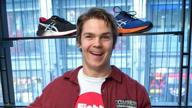 Oho! Motivaatiopuhuja Pekka Hyysalolle kävi köpelösti: Suihkun ovi räjähti! Pekka Hyysalo