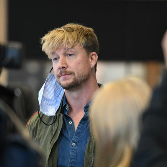 Samu vastaili toimittajien kysymyksiin Helsingin kärjäoikeuden tiloissa syyskuussa.; Samu Haber Helsingin Kärjäoikeudessa kuva Panu Hörkkö