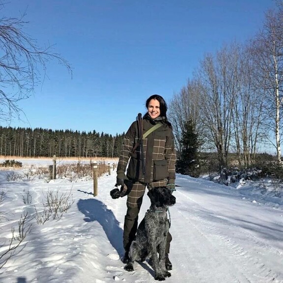 Talvimetsästysreissulla Janakkalan Wanantakassa vuonna 2018 Sadun metsästyskaverina oli hänen ex-miehensä; koira Marski. Talvimetsästysreissulla Janakkalan Wanantakassa vuonna 2018 Sadun metsästyskaverina oli hänen ex-miehensä koira Marski.