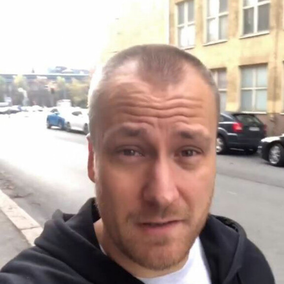 Tältä Heikki näytti ennen värjäystä. Kuvakaappaus Heikki Paasosen Instagram-videotarinasta. Tältä Heikki näytti ennen värjäystä. Kuvakaappaus Heikki Paasosen Instagram-videotarinasta.