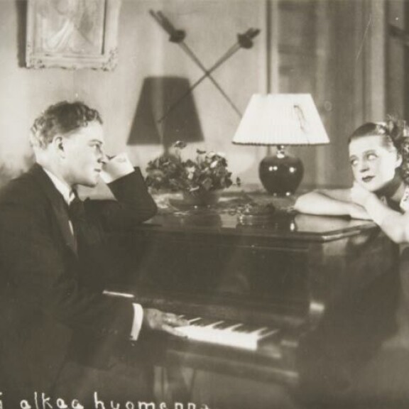 Eskon vanhemmat Kyllikki Väre ja Unto Salminen olivat molemmat Suomen Kansallisteatterin näyttelijöitä. Kuva on vuodelta 1937 Onni alkaa huomenna -näytelmästä. Eskon vanhemmat Kyllikki Väre ja Unto Salminen olivat molemmat Suomen Kansallisteatterin näyttelijöitä. Kuva on vuodelta 1937 Onni alkaa huomenna -näytelmästä.