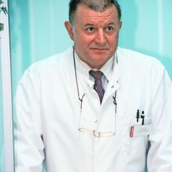 Eskon roolihahmo suositussa tv-sarjassa Ihmeidentekijät oli erikoislääkäri Mauri Niska. Eskon roolihahmo suositussa tv-sarjassa Ihmeidentekijät oli erikoislääkäri Mauri Niska.