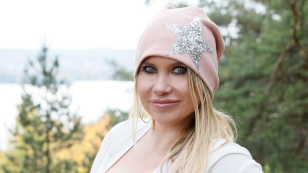Liian suuret luomurinnat? Suomen Sabrinaksi kutsuttu Johanna Kuvaja paljastaa: ”Minua kiusattiin rajusti rinnoistani - revin teininä kuviani riekaleiksi!” Johanna Kuvaja