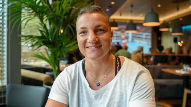 Hotellivieraiden kulmakarvat kohoilivat! Nyrkkeilijä Elina Gustafsson aamiaisella punapäisen kaunottaren kanssa - 'Syntisen punaista huulipunaakin' Elina Gustafsson