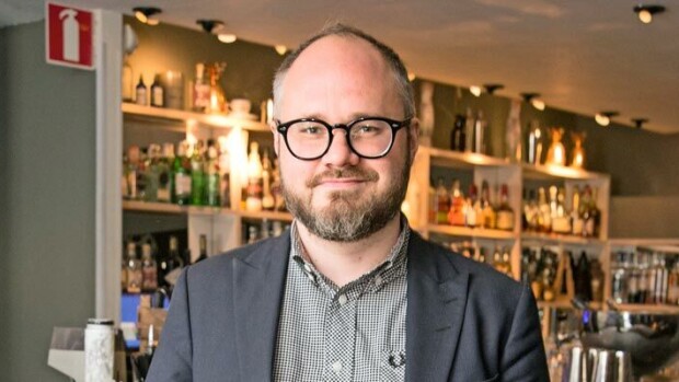 Kohutoimittaja analyyttisena! Tuomas Enbuske katosi yöhön viehättävän daamin kanssa – kuva! Tuomas Enbuske