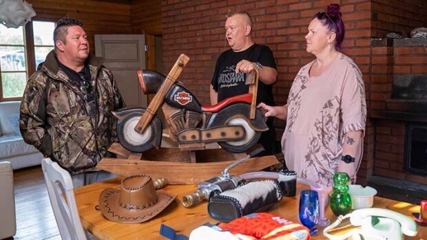 Velkahelvettiin joutunut Jani Wickholm kaupittelee omaisuuttaan hurjaan hintaan Aki Palsanmäelle - tältä itsemurhaa hautonut artisti näyttää nyt Jani Wickholm, aki palsanmäki, heli palsanmäki