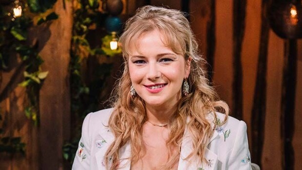 Vain elämää: Yona varttui helluntaiperheessä - näin pastori-isä reagoi, kun tytär ei laulanutkaan Jeesuksesta Yona